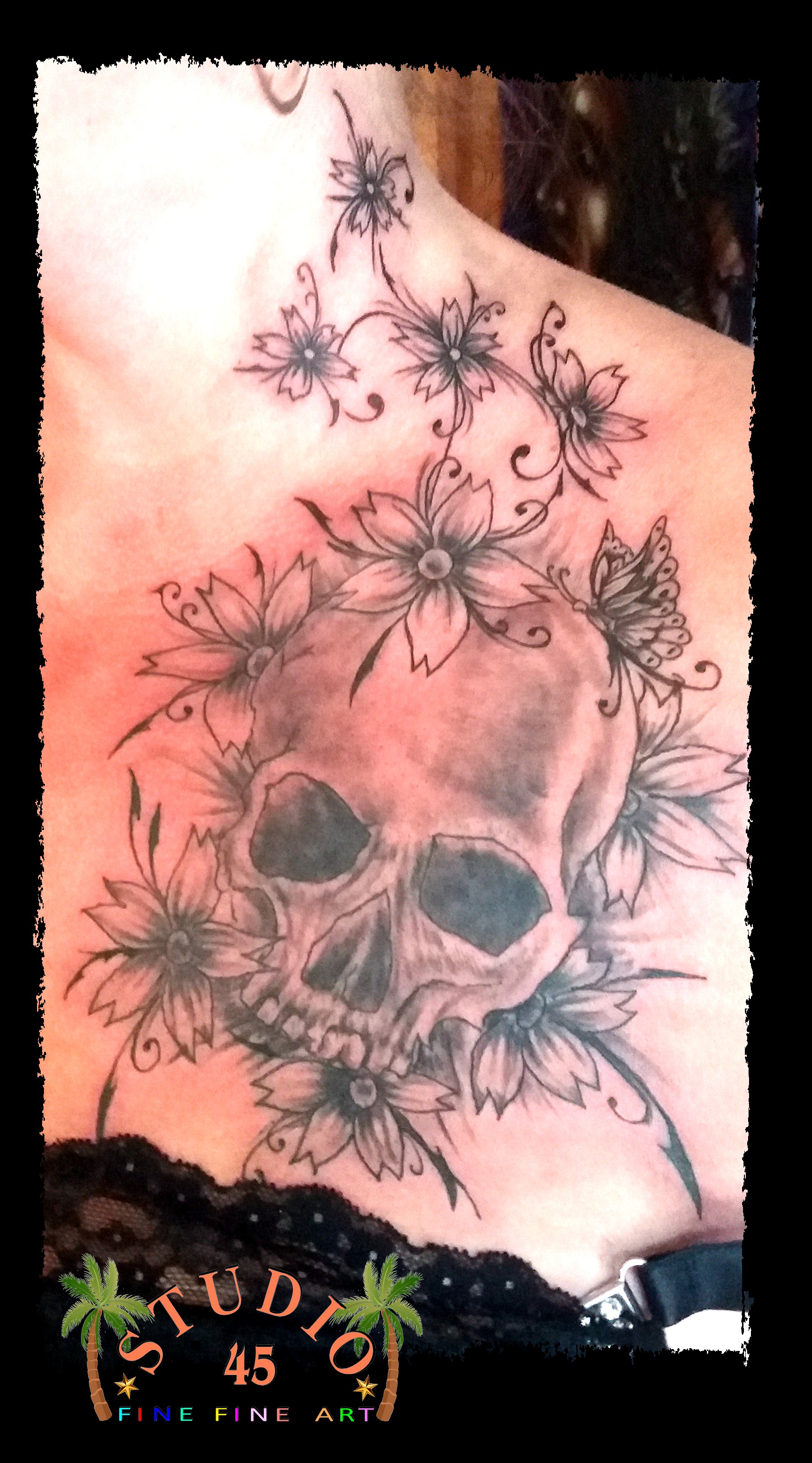 Dekollete Skull Abstrakte Flowers Tattoo Recklinghausen STUDIO 45